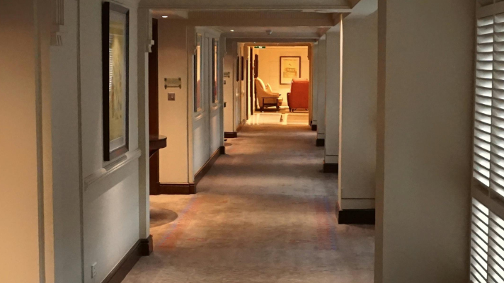 Stylish Hallway Wallpaper Ideas and Decor Tips For a Warm Welcome