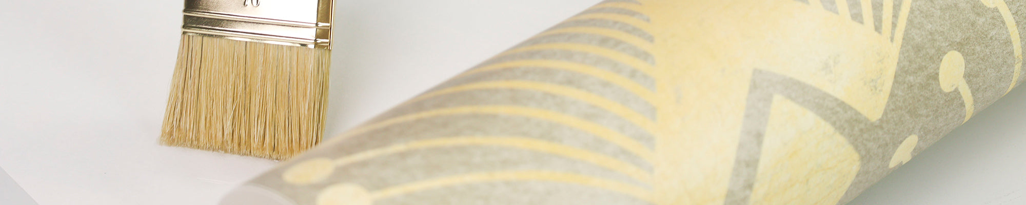 How to apply traditional wallpaper yourself – tools, preparation, and technique