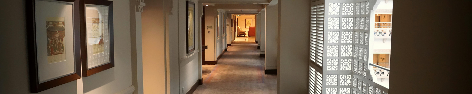 Stylish Hallway Wallpaper Ideas and Decor Tips For a Warm Welcome